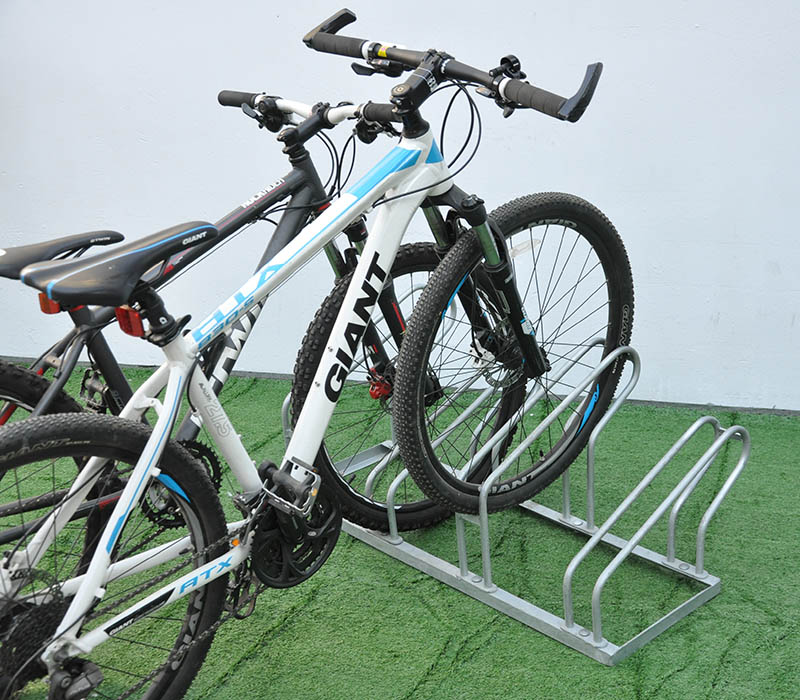 Support de support de vélo industriel en métal en acier inoxydable monté au sol créatif
